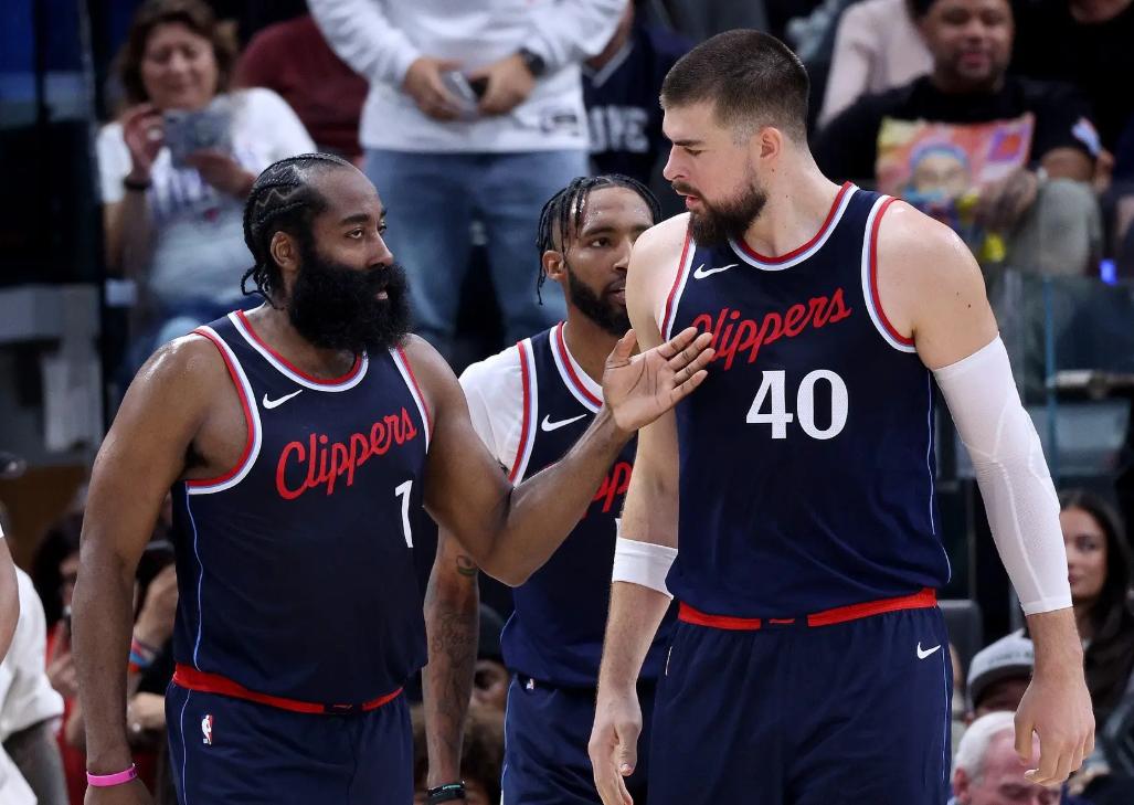 关于赛地聚焦：NBA季后赛今晚热度飙升；密尔沃基雄鹿战术微调；底气十足；球队文化再被提及的信息